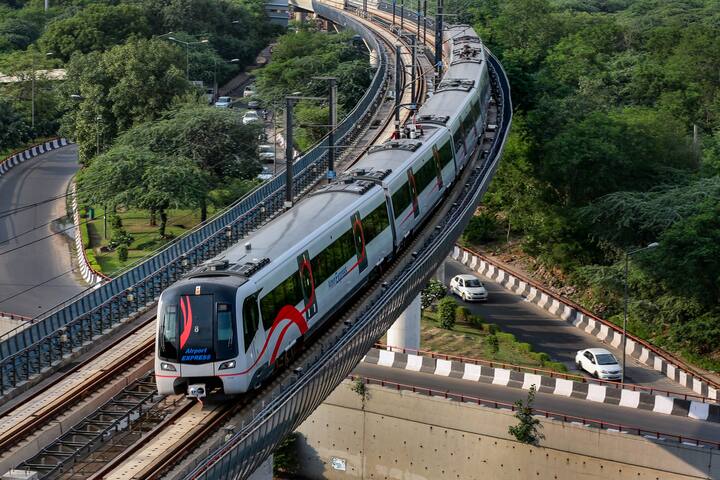 Delhi Metro Timing On Diwali: दिल्ली मेट्रो ने जारिए अपडेट में बताया है कि दिवाली को लेकर मेट्रो सेवाओं में बदलाव किया गया है. ऐसे में दिवाली के दिन मेट्रो की सेवा लेने से पहले एक बार दिल्ली मेट्रो का शेड्यूल जरूर जांच कर लें.