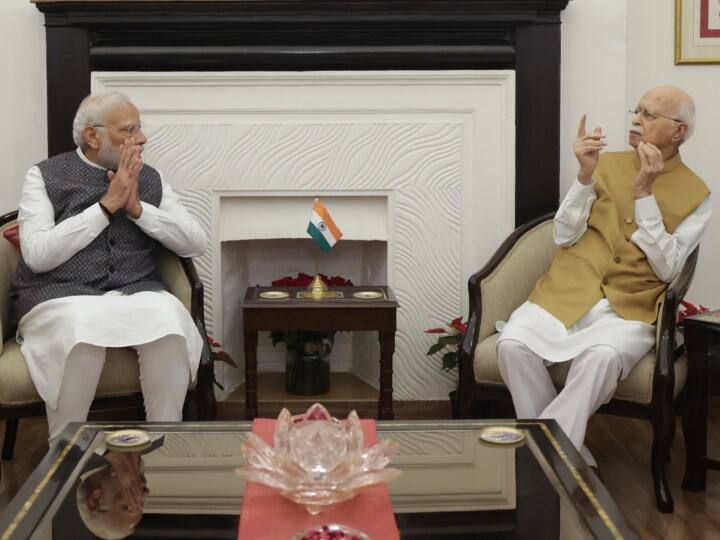 Lal Krishna Advani Birthday: बीजेपी के वरिष्ठ नेता लालकृष्ण आडवाणी के जन्मदिन पर पीएम मोदी सहित कई बड़े नेता उनके आवास पर पहुंचे. इससे पहले पूर्व राष्ट्रपति वेंकैया नायडू ने भी उनसे मिलने पहुंचे थे.