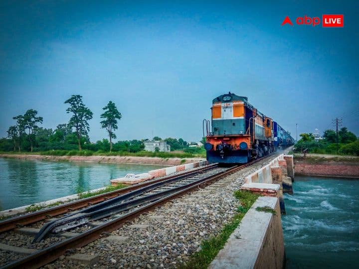 Superfast and Express Trains: भारत में ज्यादातर लोग एक जगह से दूसरी जगह जाने के लिए ट्रेन का इस्तेमाल करते हैं. क्या आपको पता है कि सुपरफास्ट और एक्सप्रेस ट्रेन के बीच कैसे अंतर तय किया जाता है.