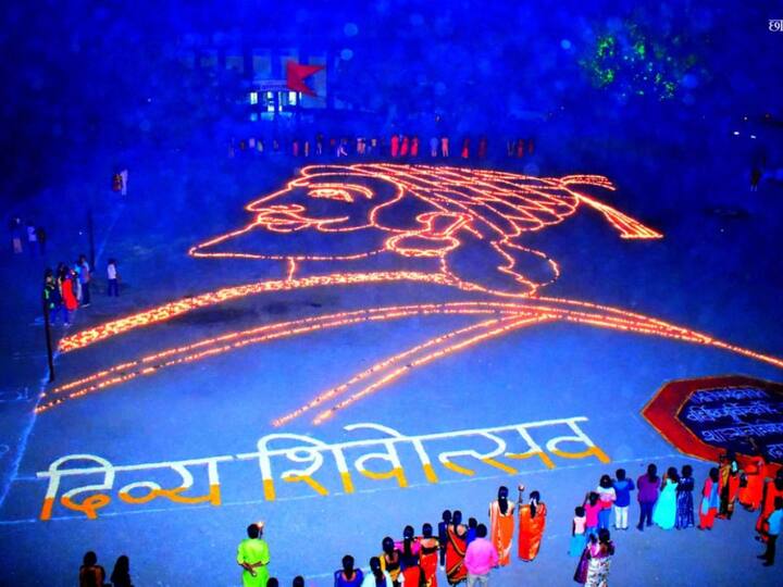 पैठण येथील आर्य चाणक्य विद्यामंदिर शाळेत छत्रपती शिवाजी महाराजांची भव्य दिव्य अशी प्रतिमा शालेय मैदानात साकारण्यात आली.