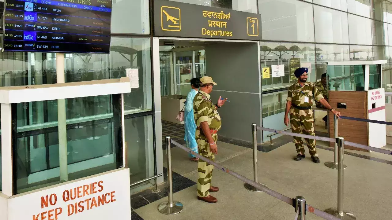 extra security check Delhi Punjab airports Airports: ਪੰਜਾਬ ਦੇ ਹਵਾਈ ਅੱਡਿਆਂ 'ਚ ਯਾਤਰੀਆਂ ਦੀ ਕੀਤੀ ਜਾ ਰਹੀ ਦੋ ਦੋ ਵਾਰ ਚੈਕਿੰਗ, ਦਿੱਲੀ ਨੂੰ ਲੈ ਕੇ ਵੀ ਆਇਆ ਇਹ ਫੈਸਲਾ 