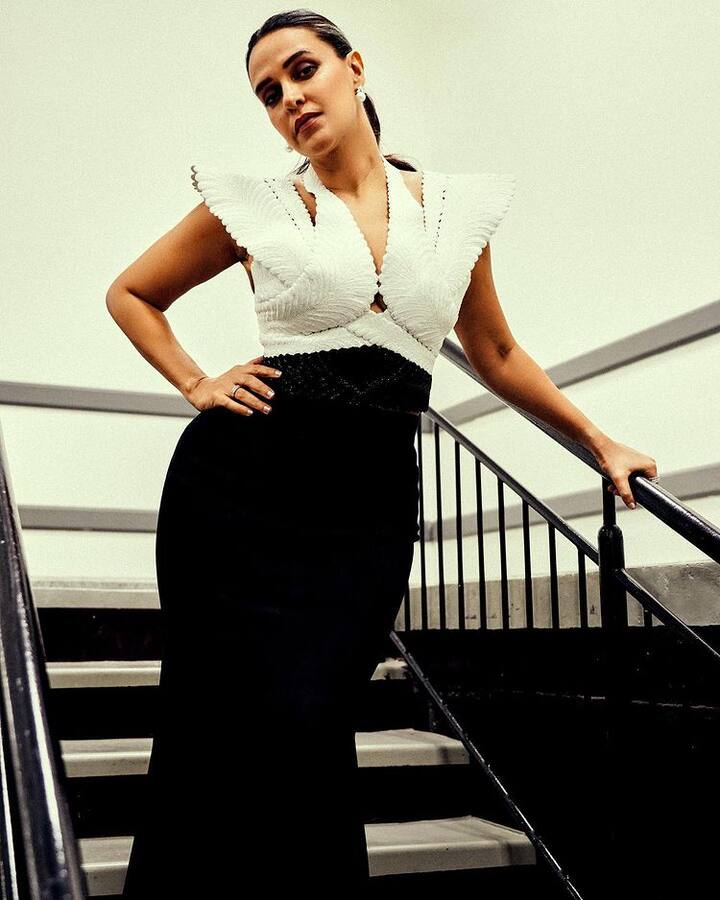 તે સોશિયલ મીડિયા પર ખૂબ જ એક્ટિવ છે અને તેના પતિ અંગદ બેદી અને બાળકો સાથે મનમોહક તસવીરો અને વીડિયો શેર કરતી રહે છે.