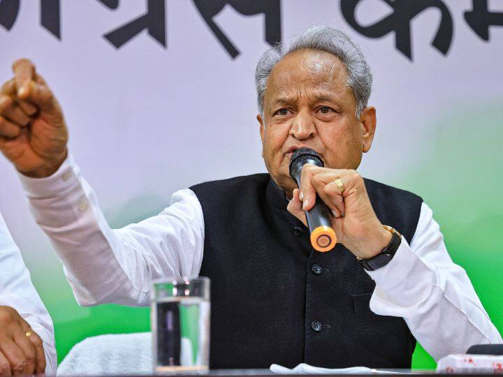 Rajasthan Assembly Elections 2023 complaint filed against ashok gehlot to hide criminal cases in nomination form Ashok Gehlot Nomination: क्या अशोक गहलोत नहीं लड़ पाएंगे चुनाव? नामांकन फॉर्म में दो-दो आपराधिक मामले छिपाने की शिकायत दर्ज