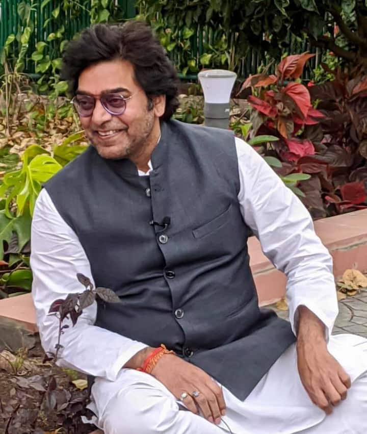 आशुतोष राणा इंडियन फिल्म इंडस्ट्री की एक ऐसी शख्सियत हैं जिनके काम और नाम से हर कोई वाकिफ है. दमदार विलेन से लेकर थर्ड जेंडर किरदार बेहद संजीदगी से निभाने वाले आशुतोष राणा की एक बेहद बड़ी फैन फॉलोइंग है. आशुतोष राणा सिर्फ एक शानदार एक्टर ही नहीं बल्कि शानदार नरेटर और साहित्य के बड़े जानकार भी हैं. आज आशुतोष राणा के करियर के शुरुआती दौर का एक ऐसा किस्सा आपको बताएंगे जब महेश भट्ट ने उन्हें अपने शूटिंग सेट से बाहर निकलवा दिया था.