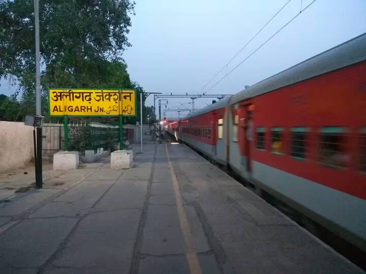 यह ट्रेन करीब 50 किलोमीटर प्रति घंटे की रफ्तार से चलती है. यह जगह-जगह रुकती है. कई बार तो हाल्ट पर भी रुक जाती है. ज्यादातर मेल-एक्सप्रेस का नंबर 123... से शुरू होता है.