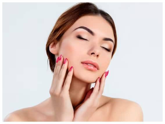 જો તમે ઈચ્છો છો કે દિવાળીના અવસર પર તમારી ત્વચા ખાસ અને સારી દેખાય, તો તમે કેટલાક ઘરેલું ઉપાય અપનાવીને ઈન્સ્ટન્ટ ગ્લો મેળવી શકો છો. દિવાળીની વ્યસ્તતા વચ્ચે પણ તમે તમારા ચહેરાની ચમક જાળવી શકો છો.