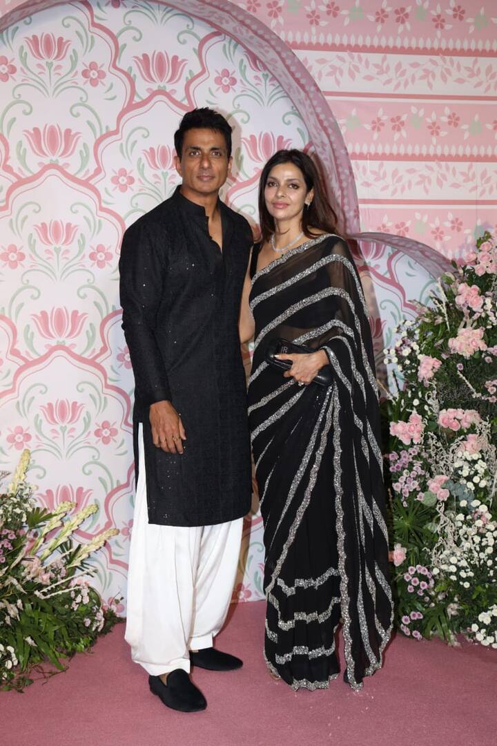 Sonu Sood arrived with his wife. The couple twinned in black outfits.