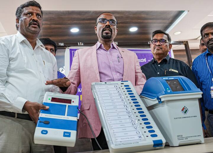 ईवीएम को लेकर कई तरह के भ्रम भी लोगों के मन में होते हैं. जिनमें से एक भ्रम ये भी है कि क्या इस मशीन से वोटर को करंट लग सकता है?