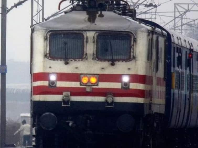 Railway Passengers forced to travel with dead body for 600 km after man dies inside train 600 కిలోమీటర్లు శవంతోనే ప్రయాణం, రైల్వే ప్యాసింజర్స్‌కి ఊహించని అనుభవం