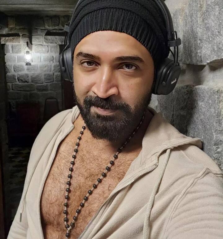 க்ரைம் திரில்லர் ஜானரில் உருவாக்கப்பட்ட என்னை அறிந்தால் திரைப்படத்தில் முதல் முறையாக அருண் விஜய் வில்லன் கதாபாத்திரத்தில் நடித்திருந்தார்.அருண் விஜய் நடித்திருந்த விக்டர் கதாபாத்திரம் பெரிதும் பேசப்பட்டது.