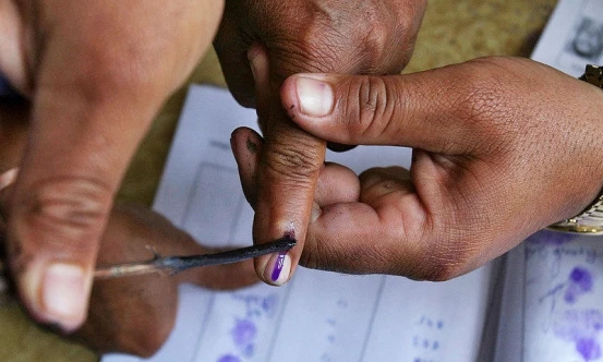 Lok Sabha Election polling centres station now also in co operative housing societies pune maharashtra elections update Lok Sabha Election : मोठी बातमी! लोकसभा निवडणुकीसाठी आता सहकारी सोसायट्यांमध्येही मतदान केंद्र, निवडणूक आयोगाच्या सूचना