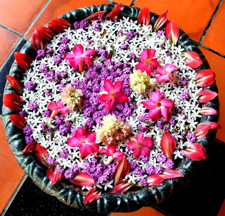 சிலருக்கு மலர்கள் பிடிக்கும் என்றால் மலர்களை கொண்டு ரங்கோலி வரையலாம். ஒரு பாத்திரத்தில் தண்ணீர் நிரப்பு பூக்களையிட்டு அலங்கரிக்கலாம். இதில் நறுமண எண்ணெய் சிறிதளவு ஊற்றினால் அறை முழுவதும் மணமாக இருக்கும்.