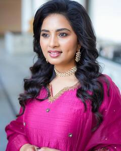 Srushti Dange : பார்பி பொம்மை போல் மிளிரும் கன்னக்குழி அழகி ஸ்ருஷ்டி டாங்கே!