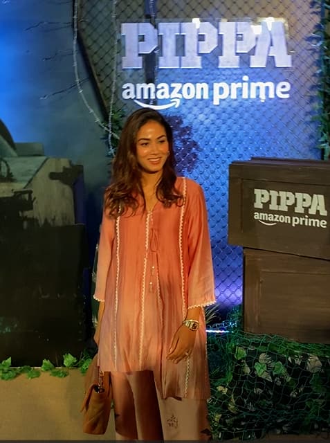 पिप्पा की स्क्रीनिंग में मीरा राजपूत पीच कलर का को-अर्ड सेट पहनकर पहुंची थीं. जिसमें वो काफी खूबसूरत भी लग रही थीं.