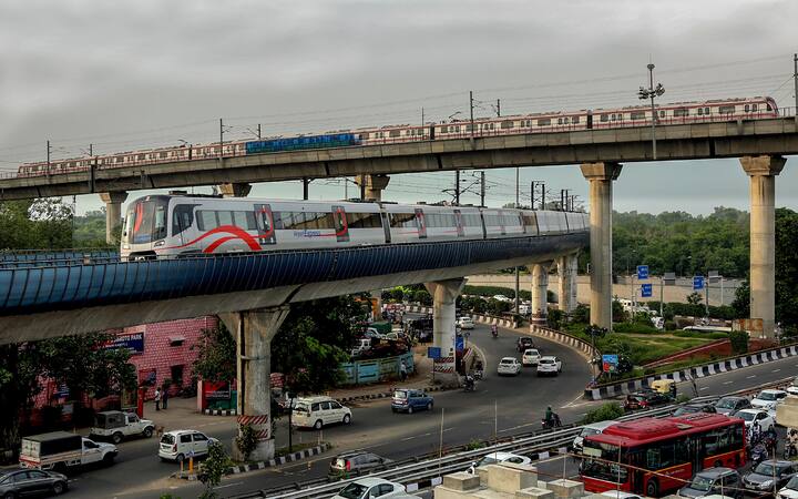 बता दें कि दिवाली त्योहार को लेकर DMRC ने मेट्रो ट्रेन सेवाओं का शेड्यू जारी किया है. इस शेड्यूल के जरिए आप दिवाली के दिन यात्रा कर सकते हैं.