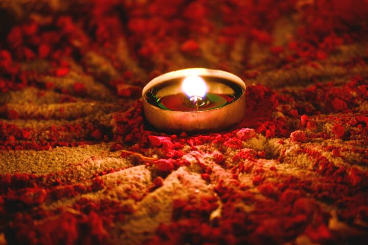 ரங்கோலி வரைந்து விளக்கு ஏற்றி வைப்பது அமைதியான உணர்வை தரும்.