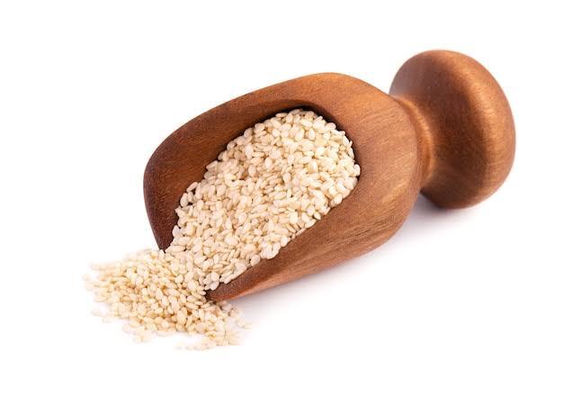 सर्दियों (Winter) मौसम यूं तो शानदार होता है लेकिन इस मौसम में लोग सबसे ज्यादा बीमार पड़ते हैं. दरअसल ठंड के मौसम में कमजोर इम्यून सिस्टम के चलते कई तरह की मौसमी बीमारियां शरीर को अपनी चपेट में ले लेती हैं. ऐसे में हेल्थ एक्सपर्ट गर्म तासीर वाले सफेद तिल (white sesame seeds)को सर्दियों के लिए काफी फायदेमंद बताते हैं.