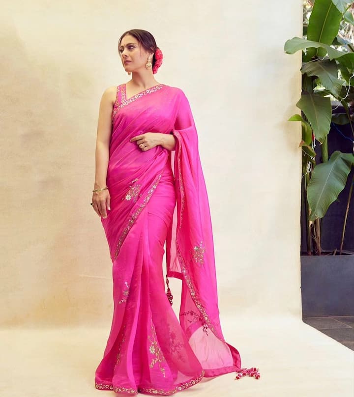 ज्यादातर लोग दिवाली पर ब्राइट कलर्स पहनना पसंद करते हैं.  तो अगर आप भी साड़ी में सिंपल लेकिन स्टाइलिश लुक ऑप्ट करना चाहती हैं तो काजोल का यह साड़ी लुक परफेक्ट है.  अपने लुक को एलिगेंट बनाने के लिए आपका ढोल की तरह स्टाइलिश बन बना सकती हैं और उसमें गुलाब का फूल लगा सकती हैं.