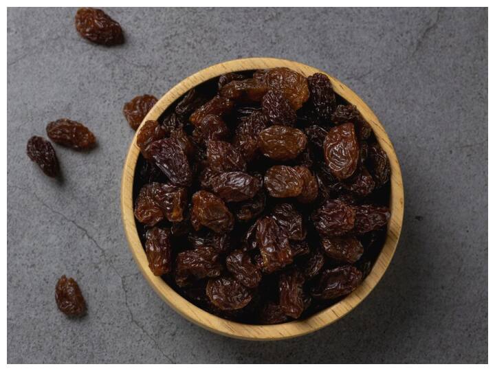 काली किशमिश में भरपूर मात्रा में पोषक तत्व पाए जाते हैं जो महिलाओं के स्वास्थ्य के लिए बहुत फायदेमंद होते हैं. खाली पेट भिगोकर काली किशमिश खाने से कई लाभ मिलते हैं. आइए जानते हैं काली किशमिश खाने के फायदे: