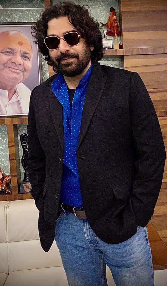 आशुतोष राणा दरअसल कभी एक्टिंग को करियर के तौर पर अपनाना ही नहीं चाहते थे. आशुतोष अपने शहर की रामलीला में किरदार निभाते थे, उन्हें एक्टिंग करना पसंद था लेकिन वो हमेशा एक कामयाब वकील बनना चाहते थे.