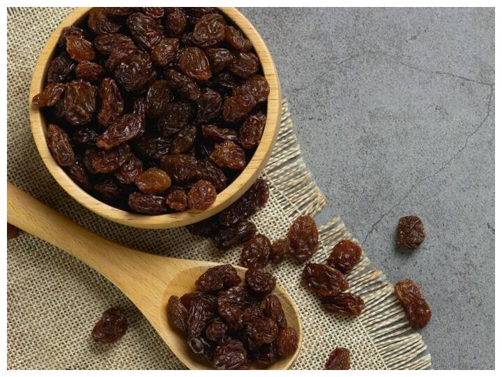 काली किशमिश में आयरन, कैल्शियम, मैग्नीशियम, फास्फोरस, जिंक और बी विटामिन जैसे पोषक तत्व पाए जाते हैं. ये सभी महिलाओं की हड्डियों, प्रजनन, गर्भावस्था, बालों और त्वचा के लिए फायदेमंद होते हैं. खासकर खाली पेट भिगोकर काली किशमिश खाने से इसका अधिक लाभ मिलता है.