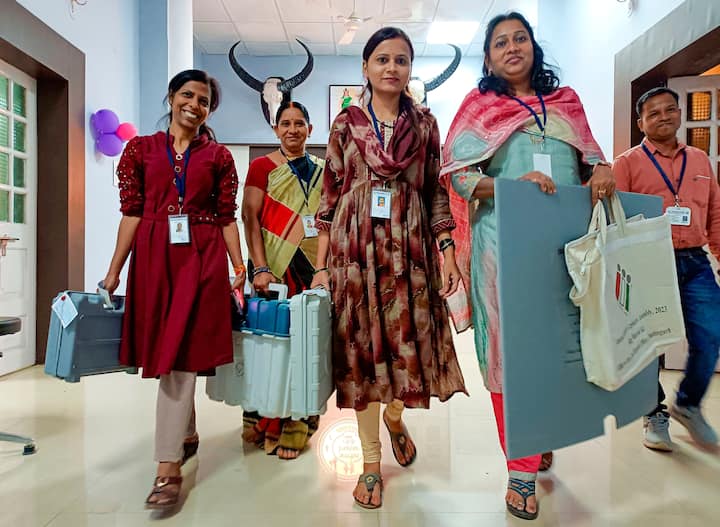 ईवीएम को किसी भी जगह लेकर जा सकते हैं और इसे चलाने के लिए किसी भी तरह बिजली की जरूरत नहीं होती है.