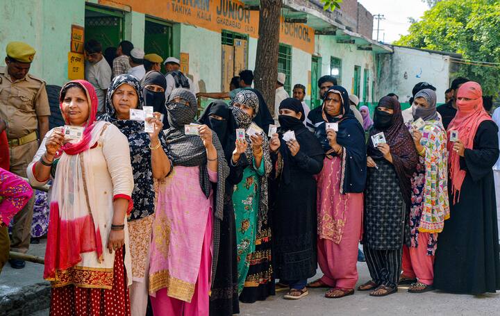 दरअसल ईवीएम बैटरी पर काम करती है और इस पर दिख रहे नीले बटन को दबाने या ईवीएम को हैंडल करते हुए कोई झटका या करंट नहीं लग सकता है.