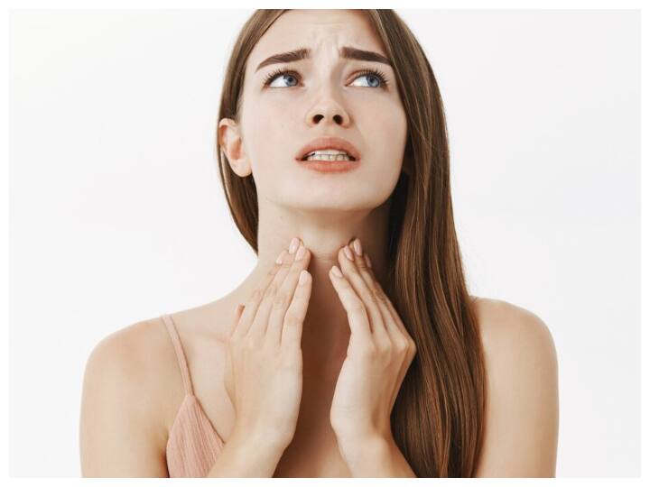 मौसम बदलने पर सबसे पहले हमें अपने डाइट में भी बदलाव करना चाहिए.गर्म पानी, नींबू पानी, अदरक वाला चाय और सूप पीने से भी शरीर को अंदर से गर्मी मिलती है. ऐसे में गर्म तासीर वाले भोजन करने से ठंड का असर कम होता है और हम मौसमी बीमारियों से बचे रहते हैं.