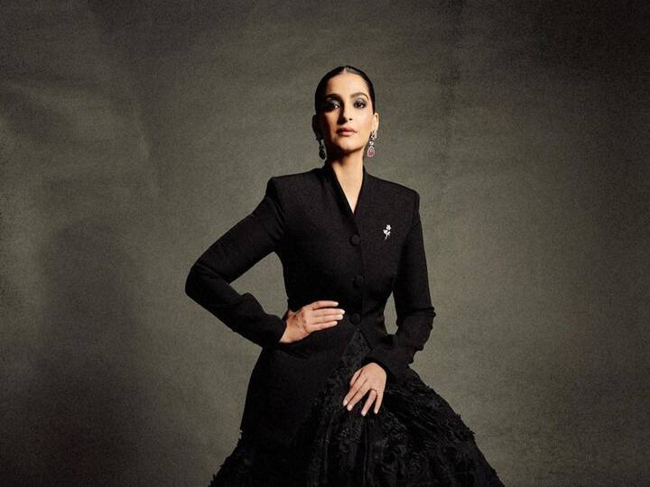 Sonam Kapoor oozes elegance when dressed in an all-black ensemble.