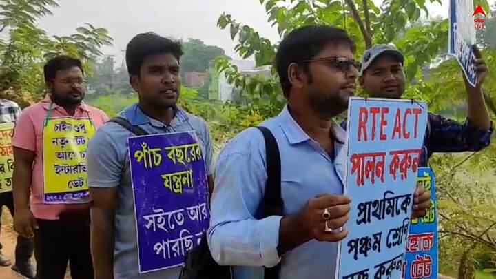 এবারের পুজোও কেটেছে রাজপথে। ধর্মতলায় মাতঙ্গিনী হাজরার মূর্তির সামনে ধর্নামঞ্চে গ্রুপ সি, গ্রুপ ডি চাকরিপ্রার্থীরা।
