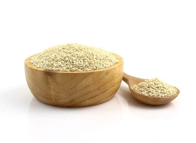 सफेद तिल शरीर का इम्यून सिस्टम दुरुस्त करते हैं. शरीर की प्रतिरोधक क्षमता मजबूत होने पर मौसमी बीमारियां जैसे सर्दी, जुकाम, फ्लू जैसी दिक्कतें दूर रहती हैं और शरीर कई तरह की बीमारियों का सामना करने में समर्थ होता है.