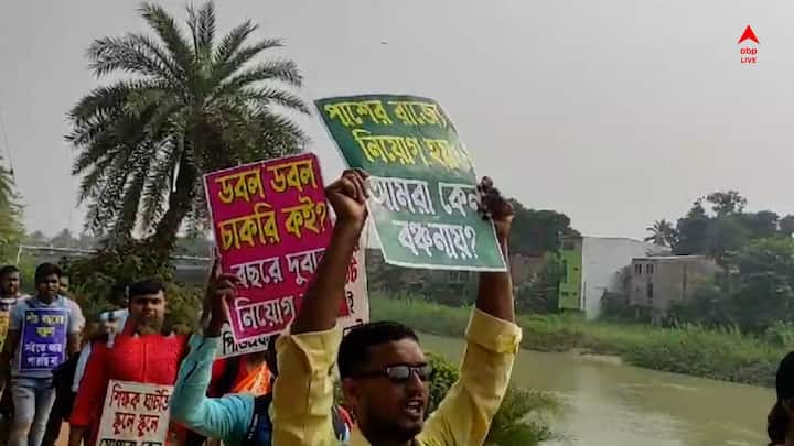 অভিষেকের অফিসের সামনে চাকরি প্রার্থীদের থালা বাজিয়ে বিক্ষোভ দেখেছে সারা বাংলা।