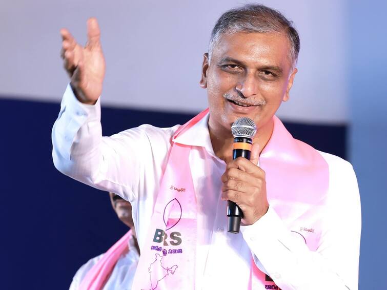 Telangana News: Minister Harish Rao visits CM KCR helipad set up in Gajwel Telugu News Harish Rao: డీకేలు వచ్చినా, పీకేలు వచ్చినా మా ఏకే 47 కేసీఆర్ ను ఏం చేయలేరు - హరీశ్ రావు