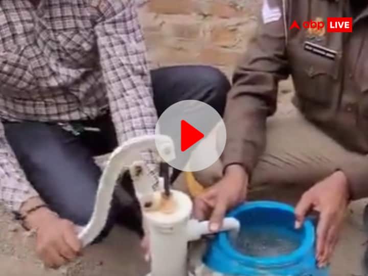 Jhansi police extracts raw liquor from handpump watch up viral video पानी नहीं, यूपी के इस जिले में हैंडपंप से निकलती है कच्ची शराब, VIRAL VIDEO देख हर कोई हैरान