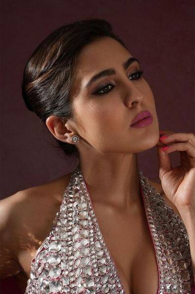 ਹਾਲ ਹੀ 'ਚ ਉਸ ਦੇ ਲੇਟੈਸਟ ਫੋਟੋਸ਼ੂਟ ਨੇ ਇੰਟਰਨੈੱਟ 'ਤੇ ਤਬਾਹੀ ਮਚਾ ਦਿੱਤੀ ਹੈ। ਇਨ੍ਹਾਂ ਤਸਵੀਰਾਂ 'ਚ ਉਸ ਦੀ ਕਾਤਲ ਖੂਬਸੂਰਤੀ ਨੂੰ ਦੇਖ ਕੇ ਪ੍ਰਸ਼ੰਸਕ ਇੱਕ ਵਾਰ ਫਿਰ ਦੀਵਾਨੇ ਹੋ ਗਏ ਹਨ। ਦੇਖੋ ਅਦਾਕਾਰਾ ਦਾ ਕਾਤਲ ਅਵਤਾਰ...