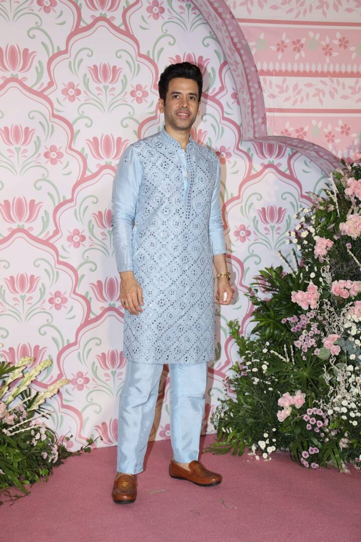 Tusshar Kapoor kept it subtle in a light blue kurta pyjama.