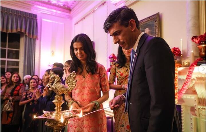 অনুষ্ঠানের শুরুতেই ঋষি সুনক এবং অক্ষতা মূর্তি একসঙ্গে একটি প্রদীপ জ্বালান।