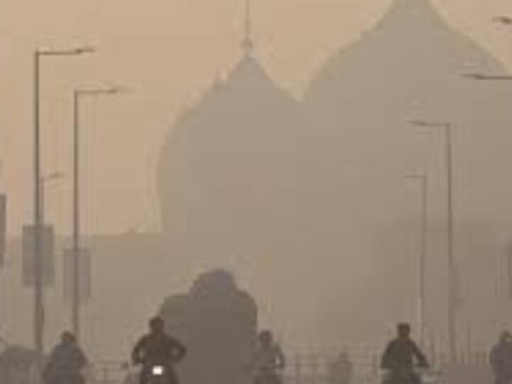 Pakistan Air Pollution due to heavy smog Thousands fall ill in eastern Pakistan Pakistan: पाकिस्तान में लाहौर समेत कई शहरों की हवा हुई जहरीली, बिगड़ते हालात को देख सरकार ने की चार दिनों की छुट्टी