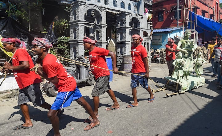অপ্রীতিকর পরিস্থিতি এড়াতে তৈরি প্রশাসনও। উৎসবের দিনগুলিতে যাতে সাধারণের কোনও সমস্যা না হয় সেদিকে নজর রাখছে পুলিশ প্রশাসন।