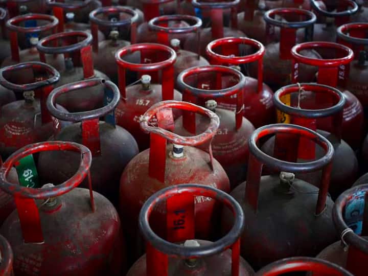 गैस सिलेंडर की तुलना में पाइपलाइन से मिलने वाली पीएनजी गैस सस्ती होती है. पीएनजी, एलपीजी से लगभग 20 से 25% तक सस्ती होती है.