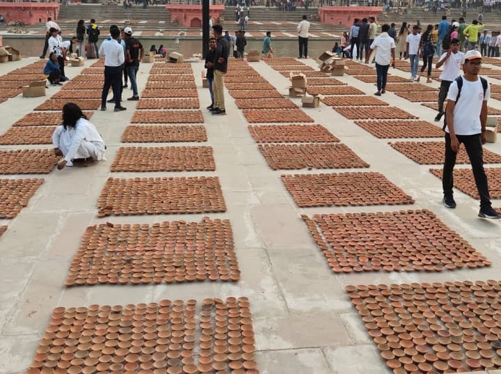 दीपोत्सव के मौके पर अयोध्या को विभिन्न प्रकार की लाइटों से सजाने संवारने का काम तेजी से हो रहा है. धर्मपथ पर रंग बिरंगी लाइट्स लगाई जा रही हैं, जिसमें राम मंदिर मॉडल, चांद मॉडल, दीप मॉडल व वॉल मॉडल की लाइटों से अयोध्या को जगमग किया जा रहा है.