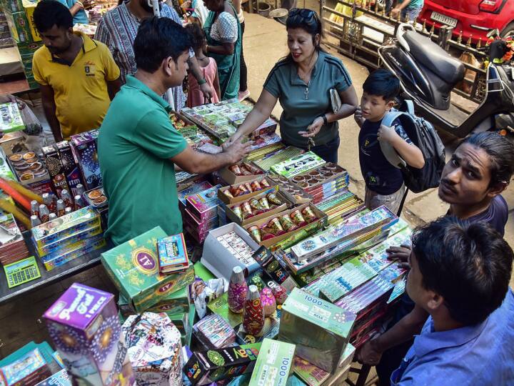 महाराष्ट्र के कैबिनेट मंत्री दीपक केसरकर ने नागरिकों से अपील की कि वे दिवाली के दौरान पटाखे न जलाएं और मुंबई की खराब वायु गुणवत्ता सूचकांक को सुधारने में सहयोग दें. मंत्री ने कहा कि पटाखे फोड़ना राज्य प्रशासन के लिए ''चिंता'' का कारण बना हुआ है.