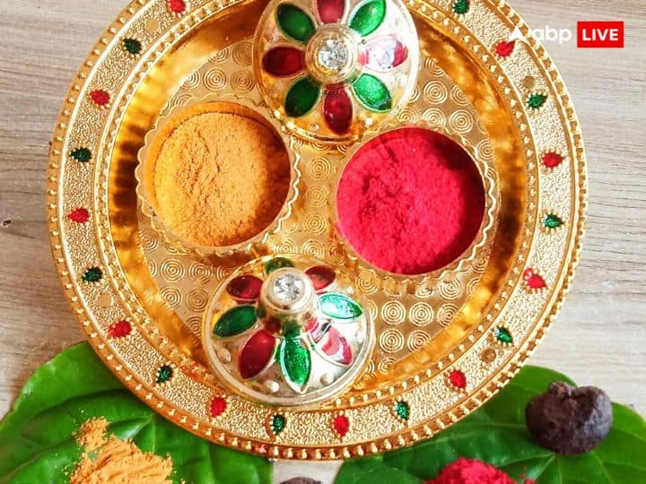 धनतेरस के मौके पर हल्दी और रोली को कुबेर देव पर जरुर चढ़ाए. कुबेर देव पर इन दोनों चीजों को चढ़ाने से घर परिवार में सुख समृद्धि आती है. ऐसी मान्यता है कि भगवान कुबेर को पीले रंग प्रिय है. इसीलिए हल्दी जरुर चढ़ाए.