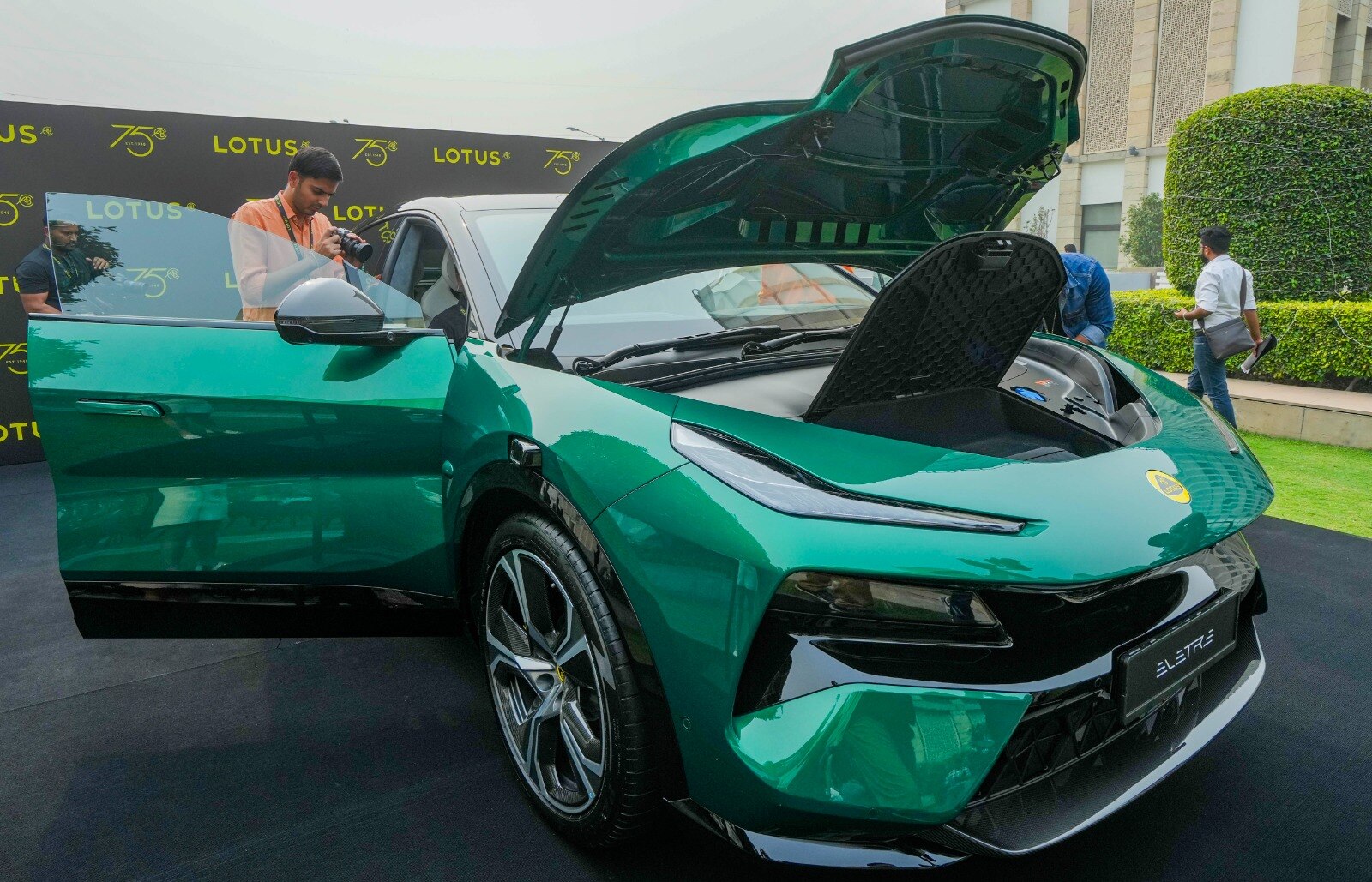 Lotus Eletre SUV: ভারতে এল বিলাসবহুল ব্রিটিশ ইলেকট্রিক এসইউভি, দাম ২.৫৫ কোটি টাকা