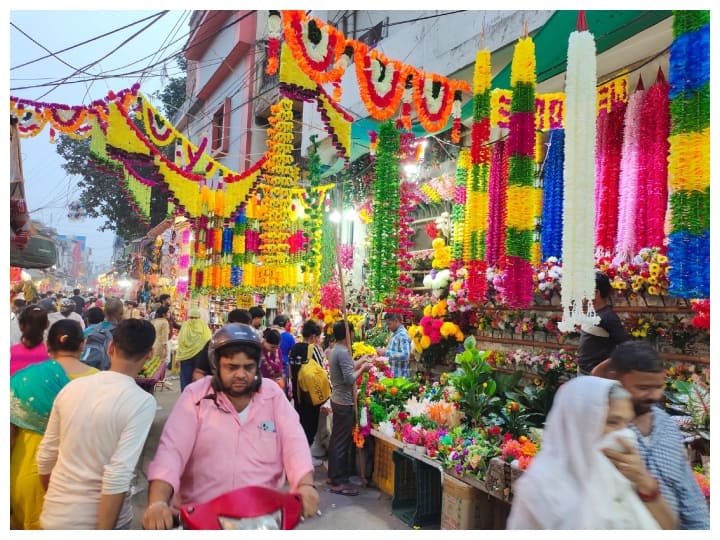 Gurugram Sadar Bazar Diwali Shopping: दिल्ली से सटे साइबर सिटी गुरुग्राम के सदर बाजार में दिवाली के मौके पर जबरदस्त लोगों की भीड़ नजर आई. लोग खरीदारी करने के लिए बाजार में पहुंच रहे हैं.