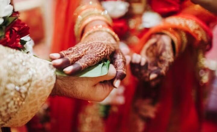 প্রথম বিয়েতে ইতি না টেনে, দ্বিতীয় বিয়ের অনুমতি নেই ভারতে। অন্যথায় ভারতীয় দণ্ডবিধির ৪৯৪ ধারায় অপরাধী গন্য হতে হয়। প্রথম পক্ষের স্বামী বা স্ত্রী বেঁচে থাকলে, তাঁর থেকে বিচ্ছেদ নিয়ে তবেই দ্বিতীয় বার বিয়ে করা যায়।