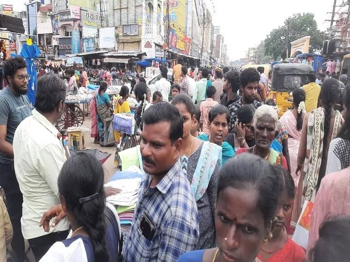 Thanjavur Gandhiji Road jammed with people diwali festival tNN மக்கள் நெரிசலில் சிக்கி தவிக்கும் தஞ்சாவூர் காந்திஜி சாலை: ஒரு பக்கம் மிரட்டும் மழை... மறுபக்கம் களைகட்டும் வியாபாரம்