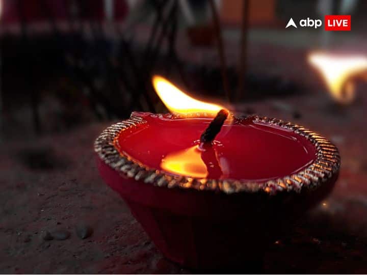 धनतेरस के दिन घर के ईशान कोण में गाय के घी का दीपक जलाना उत्तम रहता है. यहां बत्ती में रुई की जगह लाल रंग के धागे का इस्तेमाल करें. दीपक जलाते समय इसमें केसर भी डाल दें. दीपक को सीधे जमीन पर रखने की बजाय थोड़े से चावल के ऊपर रखें.