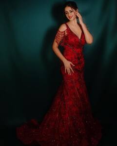 Ayesha Singh Photo: રેડ ગાઉનમાં પરફેક્ટ ફિગર ફ્લોન્ટ કરતી જોવા મળી આયેશા સિંહ