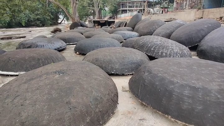 ஒகேனக்கல் அருவிகளில் ஆர்ப்பரித்துக் கொட்டும் நீர் - பரிசல் இயக்க மாவட்ட நிர்வாகம் தடை